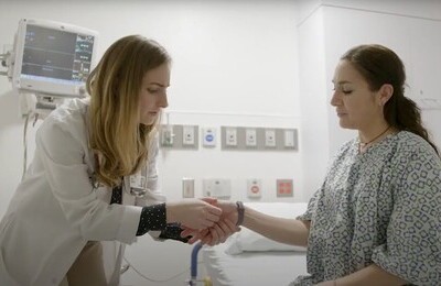 Кодирование Аквилонг в Козьмодемьянске Врач держит пациентку за руку