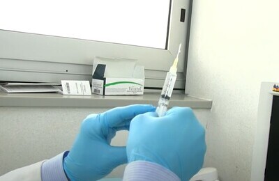 Проведение кодирования Вивитролом в Козьмодемьянске Шприц с Вивитролом в руках у врача